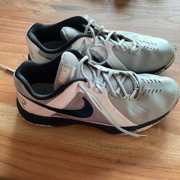 mens basketball shoes size 10.5